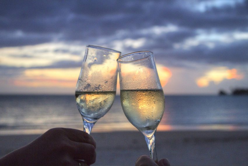 deux verres de champagne avec coucher de soleil