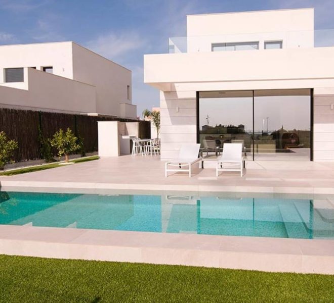 Villa individuelle avec grandes baies vitrées et piscine à Los Montesinos