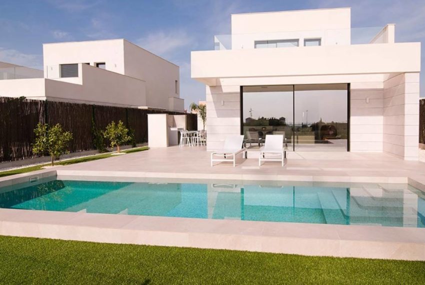 Villa individuelle avec grandes baies vitrées et piscine à Los Montesinos