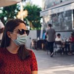 Femme portant un masque chirurgical anti coronavirus