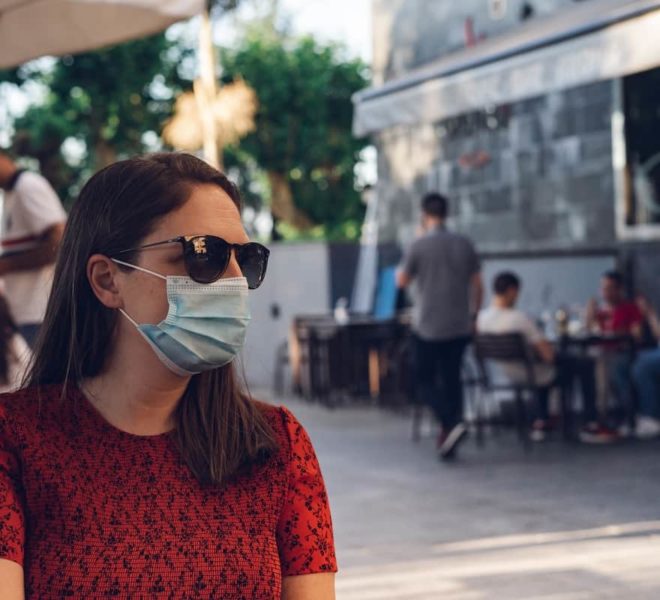 Femme portant un masque chirurgical anti coronavirus