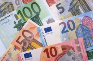 Billets de banque (euros). Avec une résidence secondaire en Espagne, travaillez moins pour gagner plus.