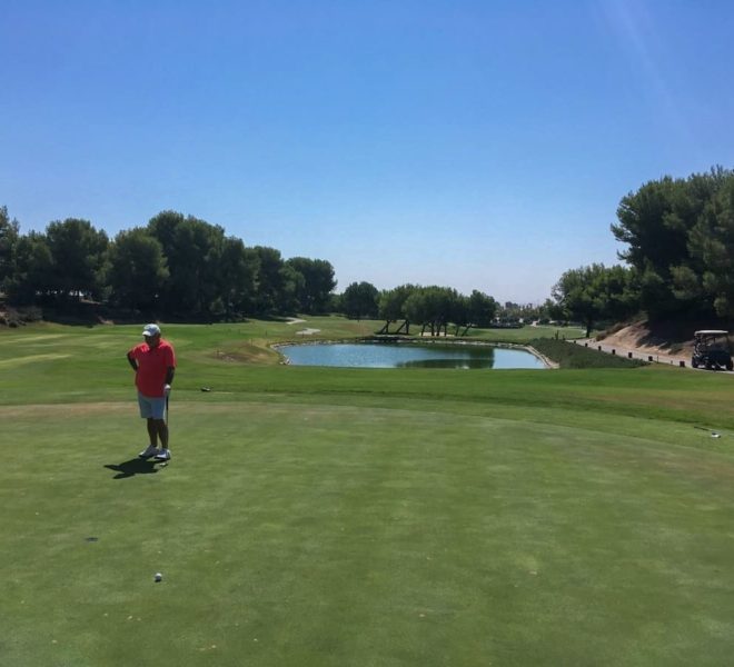 Lo Romero Golf : Par 3, 12ème trou depuis l’arrière du green se retournant sur l’aire de départ