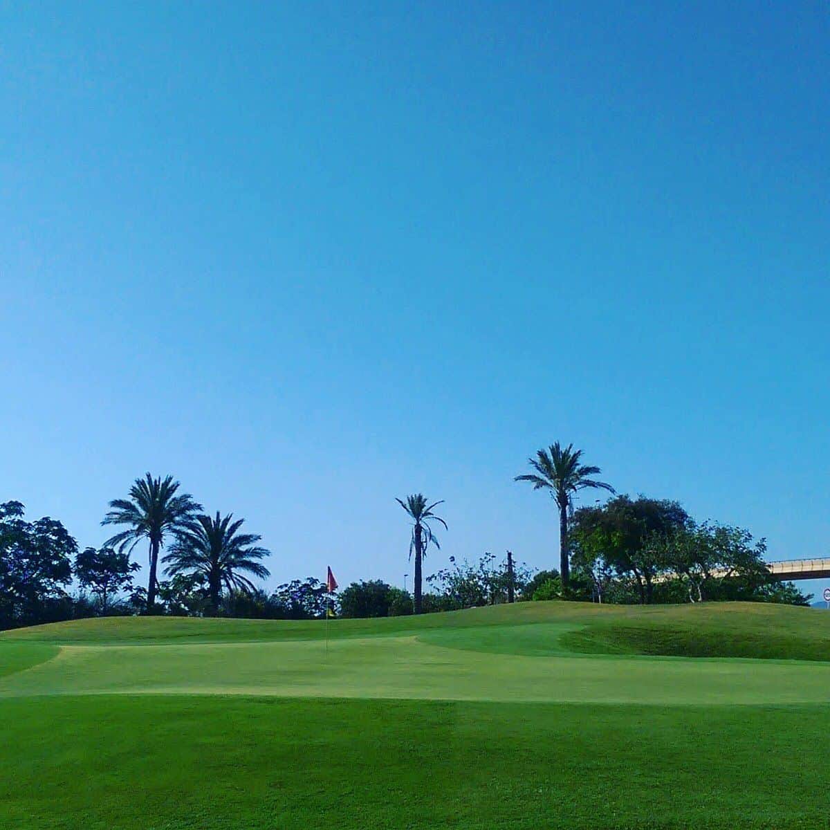 Roda Golf, 8ème green, à deux niveaux, avec bunkers sur les côtés droite et gauche