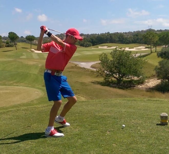 Golfeur jouant le trou n° 13 sur le Golf Las Colinas en Espagne