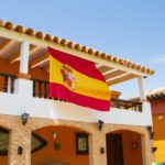 Villa en Espagne avec le drapeau espagnol sur la terrasse