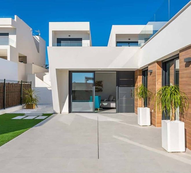 Villa à Los Montesinos en Espagne avec ciel bleu en arrière-plan et baies vitrées