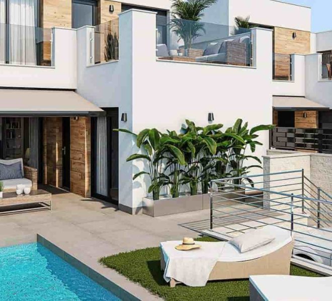 Vue extérieure d'une villa de style méditerranéen à Dolores, Espagne. La villa présente une architecture élégante avec des accents méditerranéens, Une piscine étincelante et un balcon spacieux ajoutent à l'attrait de cette propriété
