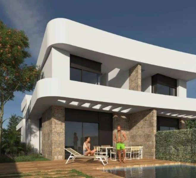 Villa à Los Montesinos avec un couple discutant sur la terrasse devant la piscine