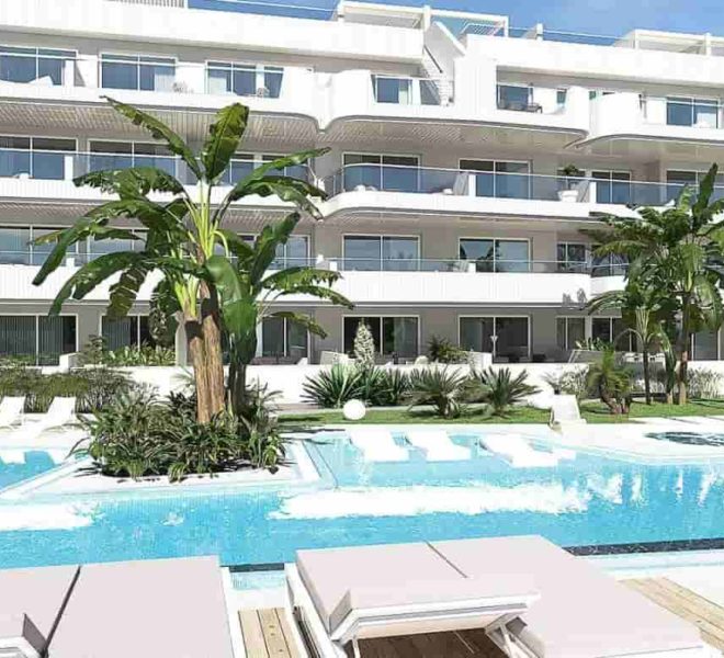 Image d'un complexe d'appartements piscine et palmiers à Lomas de Cabo Roig.