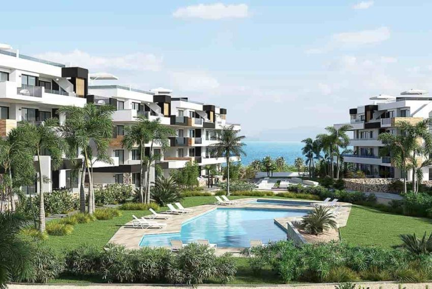 Complexe d'appartements luxueux à Playa Flamenca. On voit la mer et une piscine communale.