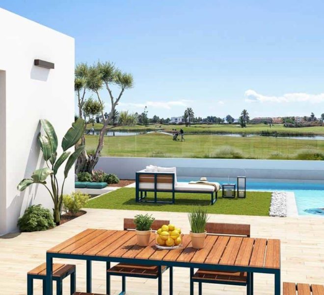 Une villa avec jardin et piscine vue sur le Golf La Serena à Los Alcazares en Espagne