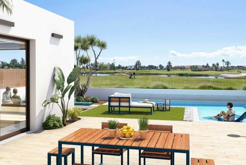 Une villa avec jardin et piscine vue sur le Golf La Serena à Los Alcazares en Espagne